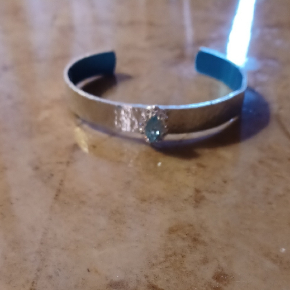 Elegant Silver Bracelet with Blue Gemstone